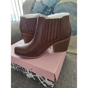SODA Dark Brown Faux Leather Ankle Boots 6.5 NWT Low Heel Chelsea Style